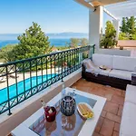 Siorra Elena Villa *